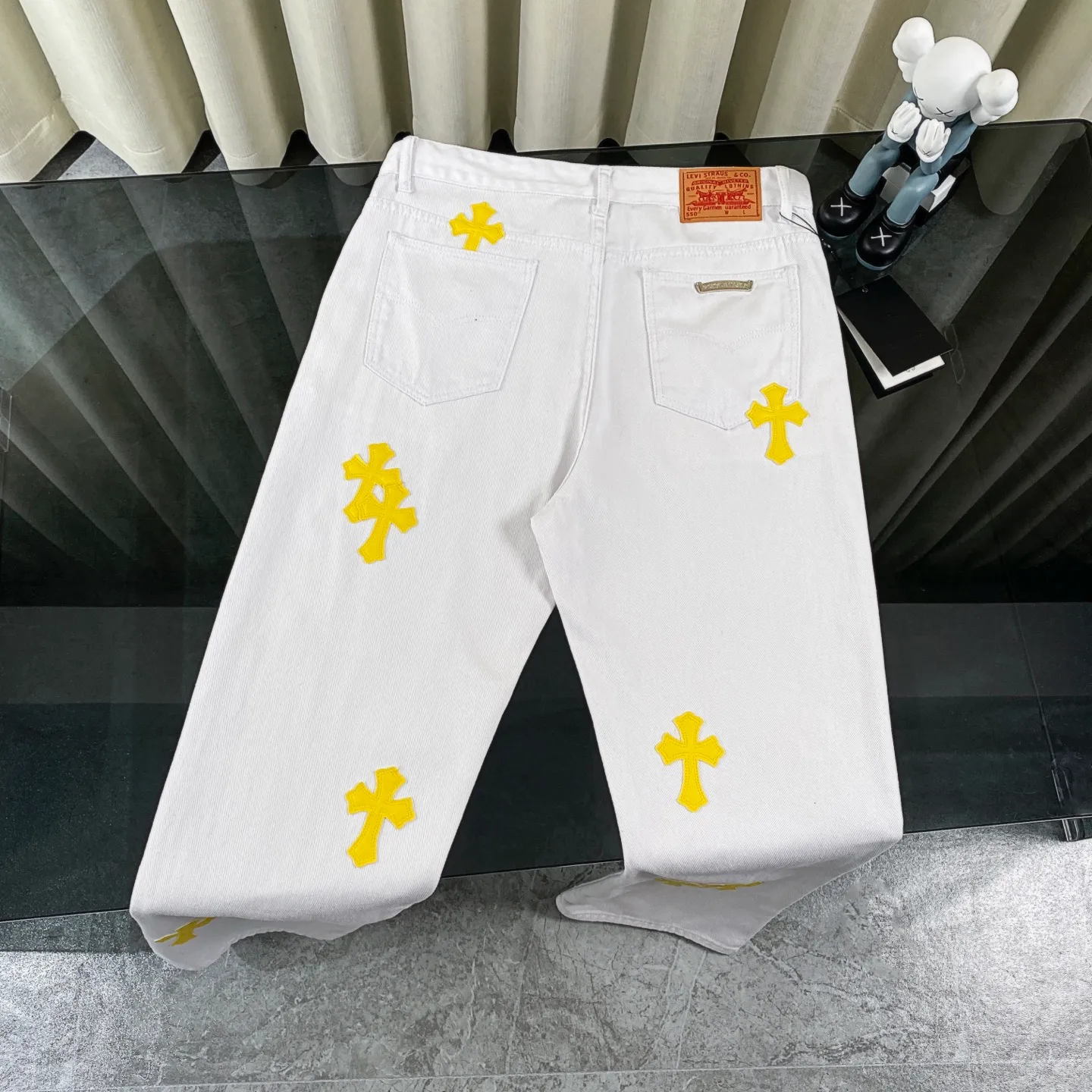 🅿️280 [Strongest Version] Chroe Hets CH Chroe Heart-Patched Leather White Yellow Leather Label Jeans Customized Metal Buckle Legs Washed, Distressed, Tear-Down Ceiling-Level Jeans ‼ About Zangyin✅This is an extremely luxurious fashion brand that can also be called the aristocrat of the high street. It has always been an exclusive brand for some hipsters or the rich second generation. Compared with ordinary high streets, it is more luxurious and noble. Compared with luxury brands, it is more fashionable and individual. Top heavy industry fashion design✅Consistently high street luxury style creation. Speaking of this style, the Zangyin family and the GU family are definitely among the leading representative brands. Especially the Zangyin family's creation of high street style has really achieved an effect of transformation. The color of this model is already very eye-catching by using a unique washed material. It is decorated with pink patchwork cross flowers, which cleverly highlights the charm of the brand. Secondly, this model adopts a classic high-waist cut design, which highlights the long legs and fashionable temperament of the upper body. The brand is highly recognizable and the slim-fitting configuration is more suitable for daily wear. The personality will be fashionable and the specifications can be seen at a glance. Materials and technology ✅ Needless to say, this point goes without saying. As an excellent craftsman brand, Zangyin's requirements for details and craftsmanship are really perfect. The washed color of this model has gone through a lot of processes, not to mention the embellishment of the denim appliqués. It is also purely handmade and sewn. Just like what they believe in, only handmade things have soul and have the meaning of wearing. A top-notch heavy-duty fashionable denim item, recommended by both hands‼   Size: 30-36